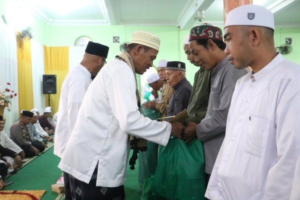 Silaturahmi ke Desa Kandangan Baru, Bupati Tala Serahkan Bantuan