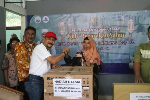 Ibu Ami Menerima Hadiah Utama Kuis Bagarakan Sahur Dari Pj Bupati Tala