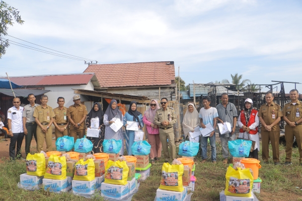 Tanggap Bencana, Pemkab Tala Serahkan Bantuan Kepada Korban Kebakaran