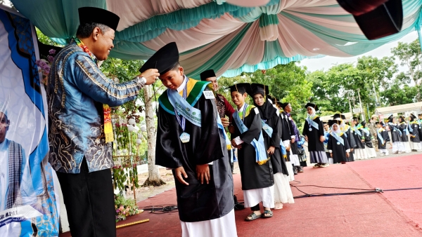 239 Santri BKPRMI Pelaihari Diwisuda