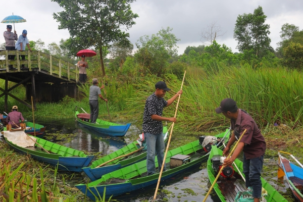 15 Nelayan KUB Beruntung Desa Bati-Bati Terima Bantuan Perahu Bermotor