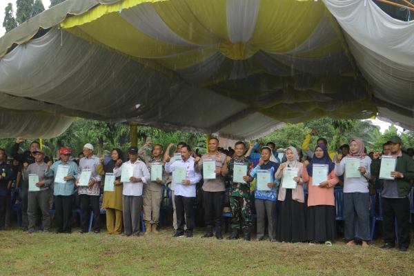 H. Syamsir Rahman Serahkan 347 Sertipikat Hak Atas Tanah Program PTSL