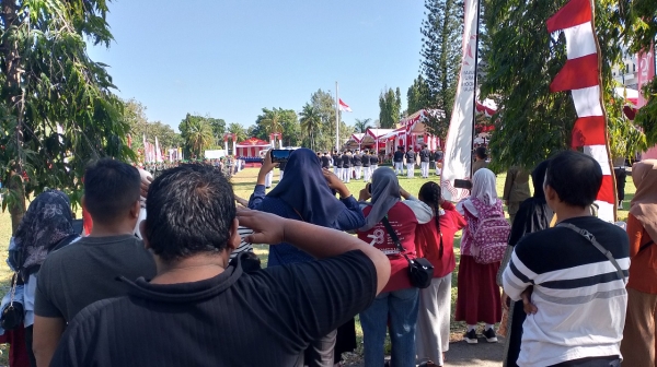 Tanamkan Semangat Nasionalisme, Masyarakat Tanah Laut Ajak Anak Saksikan Peringatan HUT Ke-79 RI