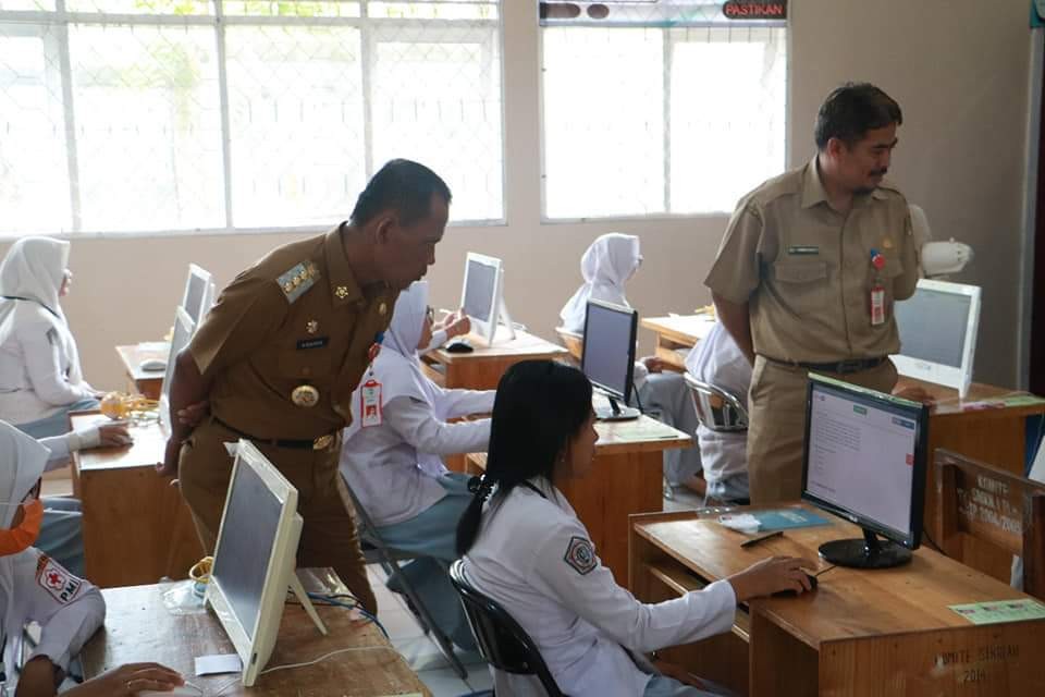 Bupati Pantau Pelaksanaan UNBK Hari Pertama