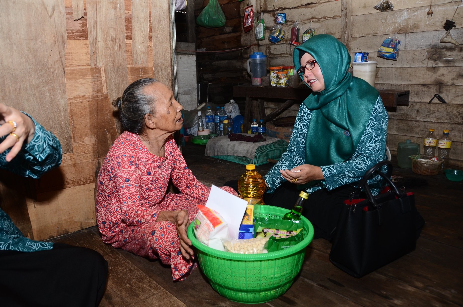 Tim Penggerak PKK Kabupaten Tanah Laut Berbagi Sembako