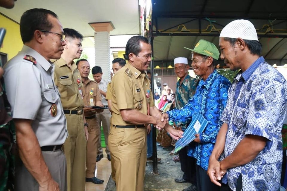 Ribuan Warga Terima Sertifikat