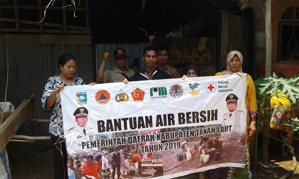 KEKERINGAN MELANDA, BPBD TANAH LAUT DISTRIBUSIKAN AIR BERSIH