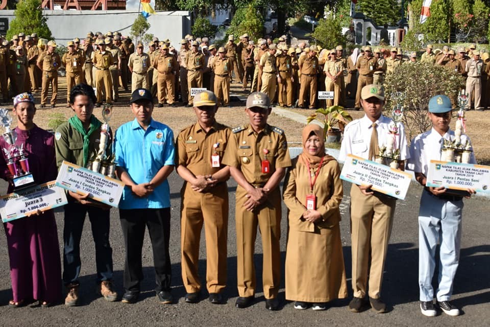 BARISAN PARA JUARA TERIMA PENGHARAGAAN DARI BUPATI