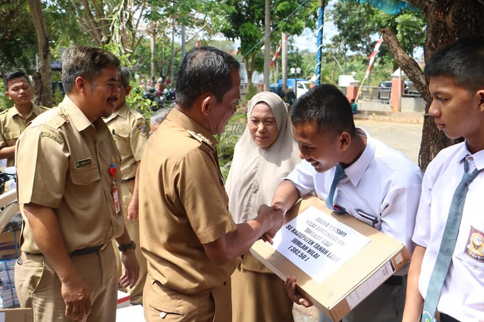 PERAIH NILAI UJIAN NASIONAL TERTINGGI DAPATKAN HADIAH