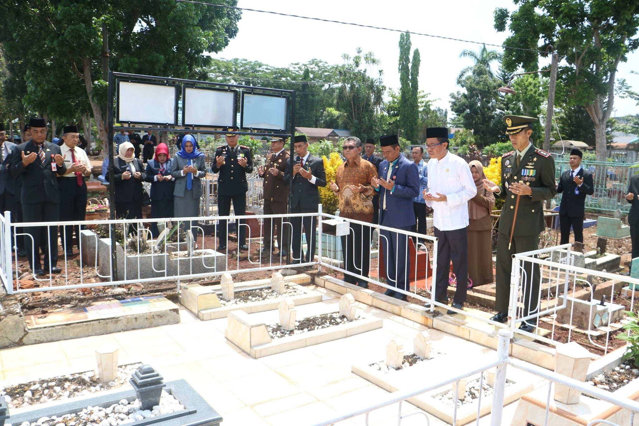 BUPATI ZIARAH KE MAKAM PENDIRI TANAH LAUT