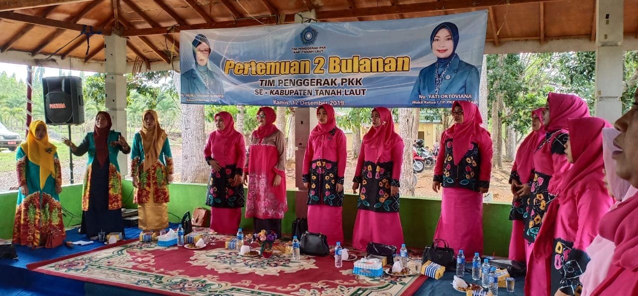 NURUL HIKMAH BANGGA MENGGUNAKAN SASIRANGAN PRODUK LOKAL