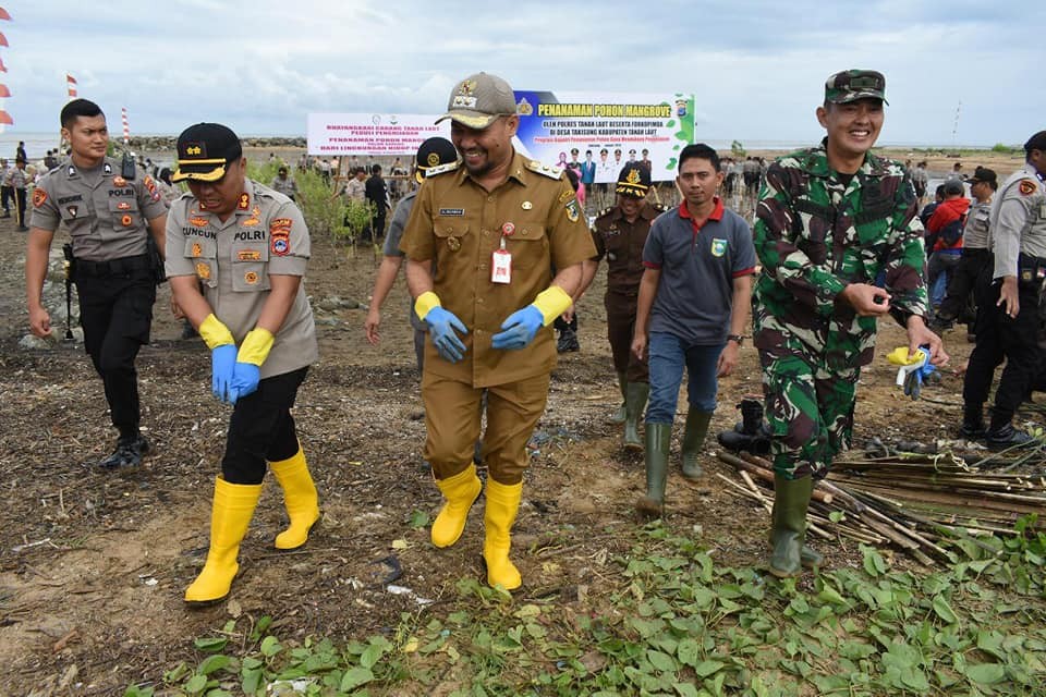 PEMKAB TALA DUKUNG PROGRAM NASIONAL POLRI TANAM MANGROVE SERENTAK