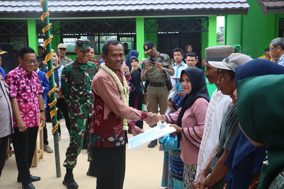 SERAHKAN HASIL PELAYANAN, BANTUAN DAN PENGHARGAAN, BUPATI JUGA DENGARKAN ASPIRASI WARGA DESA PANJARA