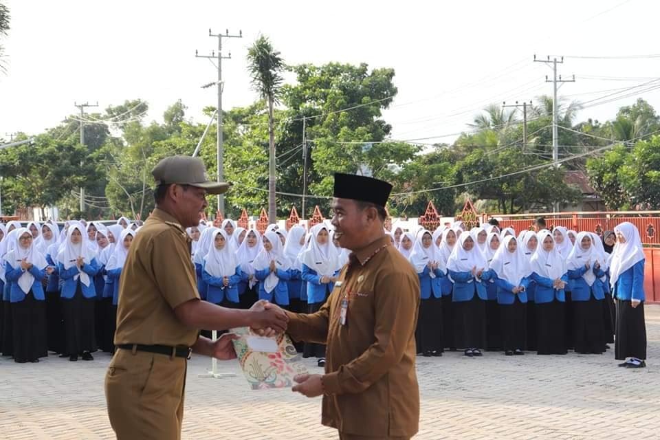 BUPATI SERAHKAN DOKUMEN HIBAH PAGAR MAN IC TANAH LAUT