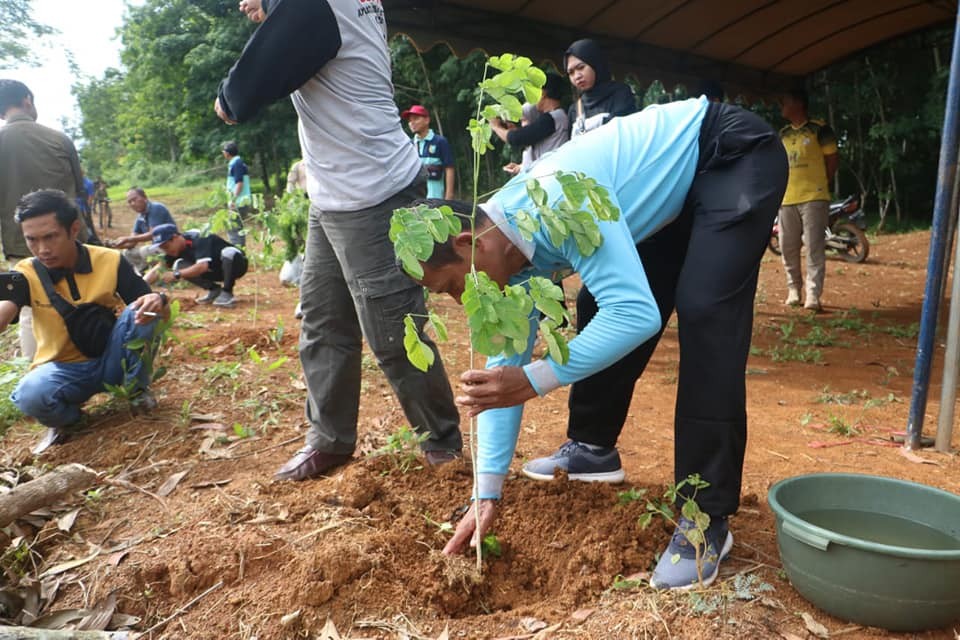 BUPATI TANAH LAUT TANAM POHON DAN LEPASKAN RIBUAN BIBIT IKAN DI WADUK SIDO MAKMUR