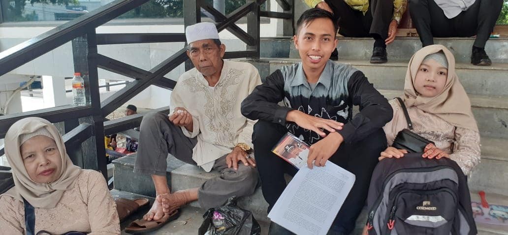 TUNGGU PELANTIKAN SAMBIL BACA JURNAL PENELITIAN