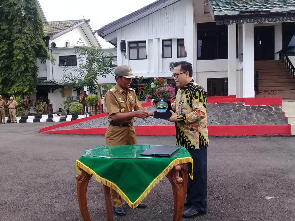 PENANDATANGANAN MOU DAN PENYERAHAN SERTIFIKASI UPT LABORATORIUM LINGKUNGAN