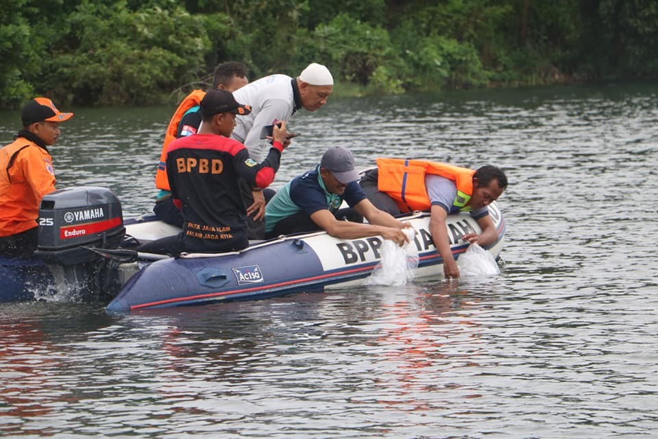 RIBUAN BIBIT IKAN DAN BIBIT POHON UNTUK DANAU BAJINGAH, ARISTOTELES SAMPAIKAN APRESIASI