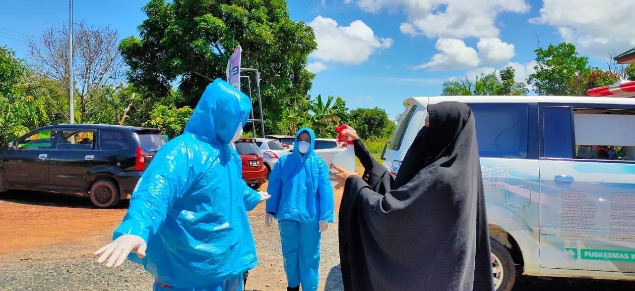 Cegah Penyebaran Covid-19, Masyarakat Desa Handil Birayang Bawah Lakukan Penyemprotan Disinfektan 