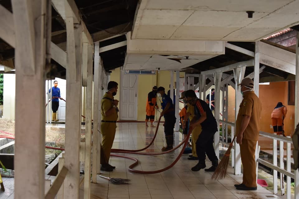 PEMBERSIHAN EKS RUMAH SAKIT H. BOEJASIN UNTUK TEMPAT ISOLASI PASIEN COVID-19