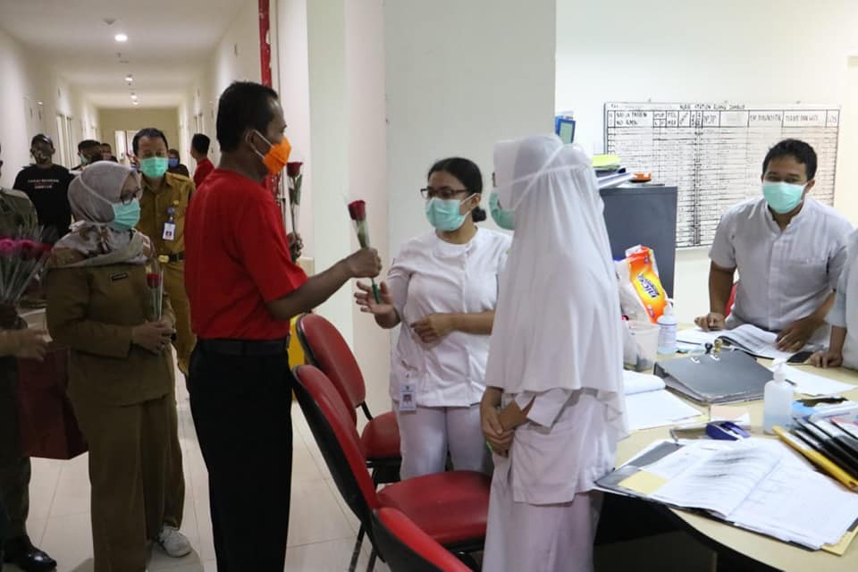 TENAGA MEDIS DAN PARAMEDIS RSU H. BOEJASIN MENERIMA SEKUMTUM BUNGA MAWAR