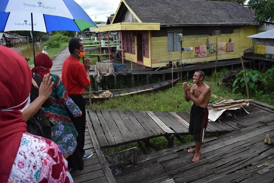 40 WARGA JOMPO DESA PANJARATAN TERIMA PAKET SEMBAKO DARI ASN SETDA TALA PEDULI COVID-19