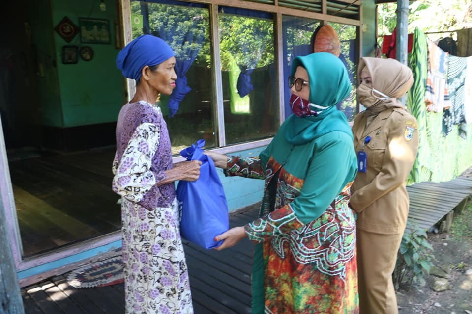 GILIRAN DESA SAMBANGAN DAN DESA PADANG TERIMA BANTUAN SEMBAKO CSR