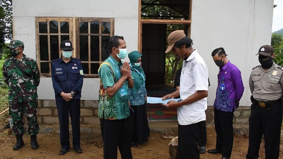 HUNIAN BARU UNTUK NENEK SYAMSIAH DAN KELUARGA PAK HUSNI