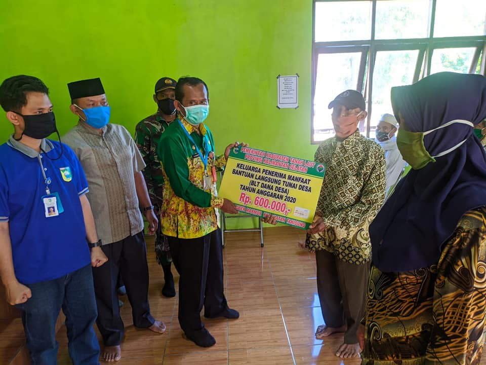 WARGA SUMBER MAKMUR DAN TAKISUNG TERIMA BLT DANA DESA