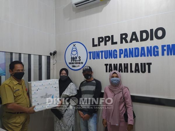 FITRI MANFAATKAN WAKTU LUANG PANDEMI DENGAN MENGIKUTI LOMBA KARAOKE DI LPPL RADIO TUNTUNG PANDANG