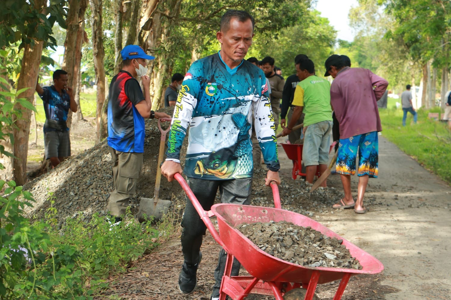 BUPATI TANAH LAUT H. M. SUKAMTA GOTONG ROYONG BERSAMA WARGA TAKISUNG  MEMPERBAIKI  JALAN SUKA DAMAI