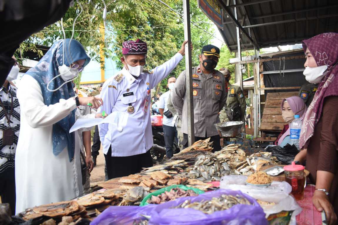 Bupati Tinjau Harga Bahan Pangan Pokok