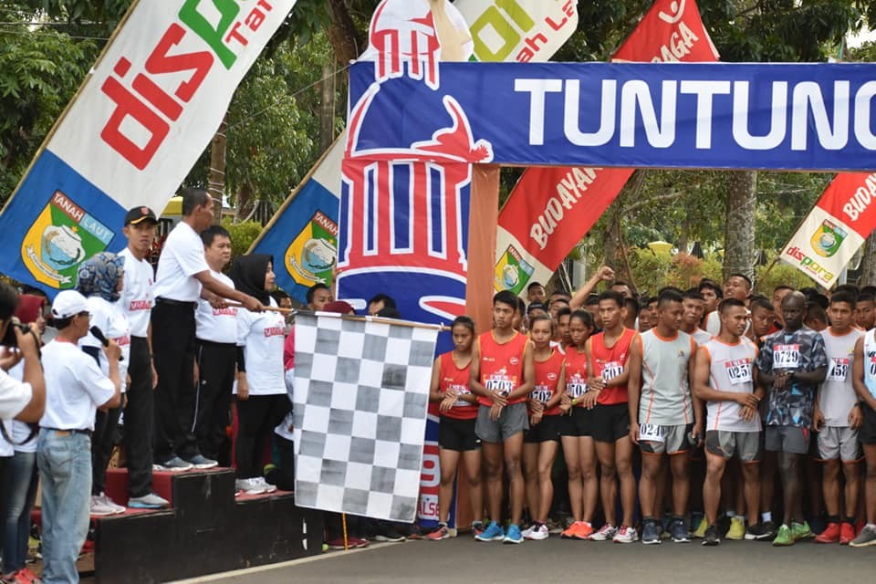 RIBUAN RUNNER IKUTI TUNTUNG PANDANG 10K