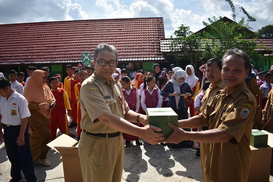 DINSOS BAGIKAN BANTUAN UNTUK SLBN