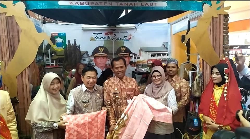 MOTIF KHAS TALA TAMPIL DI BANJARMASIN SASIRANGAN FESTIVAL, BUPATI JADI SALES PROMOTION