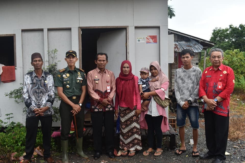 STIKER KELUARGA PRASEJAHTERA TANDAI WARGA YANG BERHAK TERIMA BANTUAN