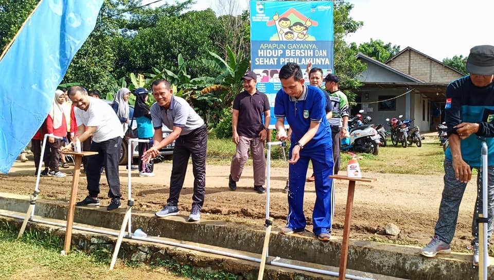 CUCI TANGAN DI DESA GUNUNG MAKMUR