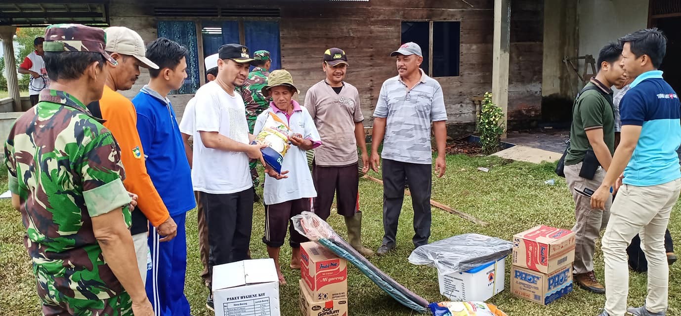 WABUP KUNJUNGI RUMAH MUHARI YANG DISAMBAR ANGIN PUTING BELIUNG