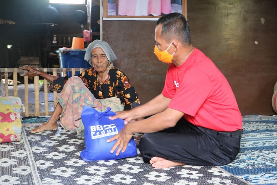 Ibu Darsiah Senang Terima Bantuan