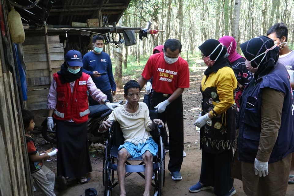 KURSI RODA UNTUK IBU SRI, KEPALA DESA HARAP LEBIH AKTIF MENDATA WARGA YANG TIDAK MAMPU